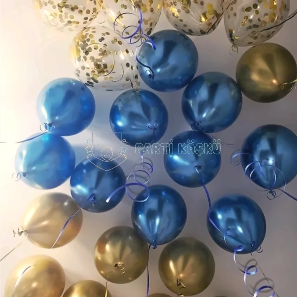Mavi, altın ve şeffaf konfeti balonlarından gerçek bir balon düzenlemesi