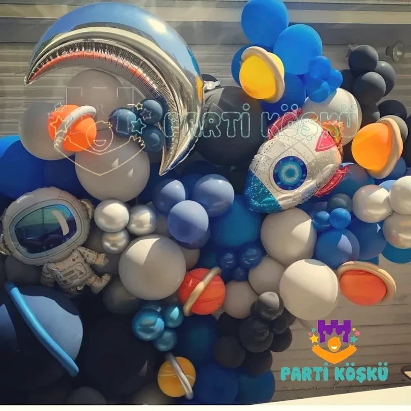 Astronot, gezegen ve roket detaylarıyla mavi ve gri balonlardan oluşan uzay temalı dekor